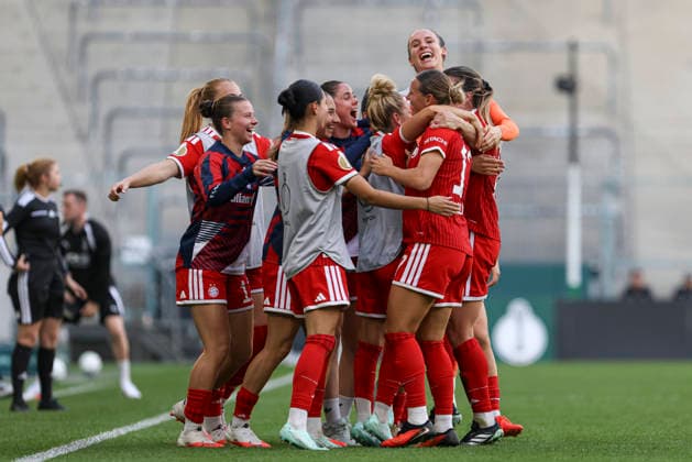 Vanessa Gilles (FC Bayern Muenchen) Torjubel,jubelt mit ihrer Mannschaft nach dem Treffer zum 1:2 waehrend des Spiels des DFB-Pokal der Frauen zwischen Borussia Moenchengladbach und FC Bayern Muenchen, ista-Borussia-Park am 27. September 2026 in Moenchengladbach, Deutschland. (Foto von Oliver Kaelke DeFodi Images) +++ Vanessa Gilles (FC Bayern Muenchen) celebrates after scoring her team s second goal with teammates during the DFB-Pokal der Frauen match between Borussia Moenchengladbach and FC Bayern Muenchen at ista-Borussia-Park on September 27, 2026 in Moenchengladbach, Germany. (Photo by Oliver Kaelke DeFodi Images) DFB DFL REGULATIONS PROHIBIT ANY USE OF PHOTOGRAPHS AS IMAGE SEQUENCES AND OR QUASI-VIDEO. (Photo by Oliver Kaelke DeFodi Images) -