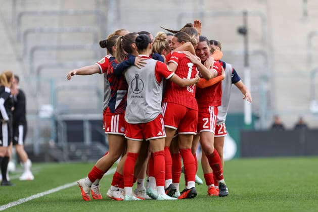 Vanessa Gilles (FC Bayern Muenchen) Torjubel,jubelt mit ihrer Mannschaft nach dem Treffer zum 1:2 waehrend des Spiels des DFB-Pokal der Frauen zwischen Borussia Moenchengladbach und FC Bayern Muenchen, ista-Borussia-Park am 27. September 2026 in Moenchengladbach, Deutschland. (Foto von Oliver Kaelke DeFodi Images) +++ Vanessa Gilles (FC Bayern Muenchen) celebrates after scoring her team s second goal with teammates during the DFB-Pokal der Frauen match between Borussia Moenchengladbach and FC Bayern Muenchen at ista-Borussia-Park on September 27, 2026 in Moenchengladbach, Germany. (Photo by Oliver Kaelke DeFodi Images) DFB DFL REGULATIONS PROHIBIT ANY USE OF PHOTOGRAPHS AS IMAGE SEQUENCES AND OR QUASI-VIDEO. (Photo by Oliver Kaelke DeFodi Images) -