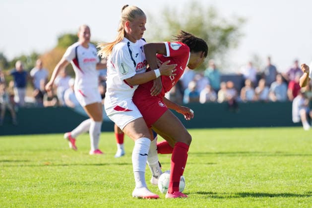 DFB-Pokal der Frauen: SC Sand vs. VfL Wolfsburg, 27.09.2026 Zweikampf zwischen Kim Schneider (SC Sand, 8) und Cora Zicai (VfL Wolfsburg, 28) DFB-Pokal der Frauen: SC Sand vs. VfL Wolfsburg, Adams Arena, 27.09.2026 DFB DFL REGULATIONS PROHIBIT ANY USE OF PHOTOGRAPHS AS IMAGE SEQUENCES AND OR QUASI-VIDEO. Copyright: xBEAUTIFULxSPORTS Boscox