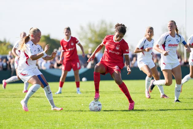 DFB-Pokal der Frauen: SC Sand vs. VfL Wolfsburg, 27.09.2026 Zweikampf zwischen Kim Schneider (SC Sand, 8) und Cora Zicai (VfL Wolfsburg, 28) DFB-Pokal der Frauen: SC Sand vs. VfL Wolfsburg, Adams Arena, 27.09.2026 DFB DFL REGULATIONS PROHIBIT ANY USE OF PHOTOGRAPHS AS IMAGE SEQUENCES AND OR QUASI-VIDEO. Copyright: xBEAUTIFULxSPORTS Boscox
