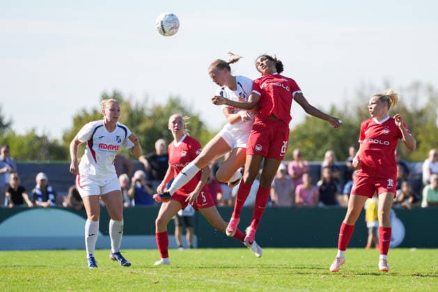 DFB-Pokal der Frauen: SC Sand vs. VfL Wolfsburg, 27.09.2026 Kopfballduell zwischen Cora Zicai (VfL Wolfsburg, 28) und Denise Landmann (SC Sand, 4) DFB-Pokal der Frauen: SC Sand vs. VfL Wolfsburg, Adams Arena, 27.09.2026 DFB DFL REGULATIONS PROHIBIT ANY USE OF PHOTOGRAPHS AS IMAGE SEQUENCES AND OR QUASI-VIDEO. Copyright: xBEAUTIFULxSPORTS Boscox