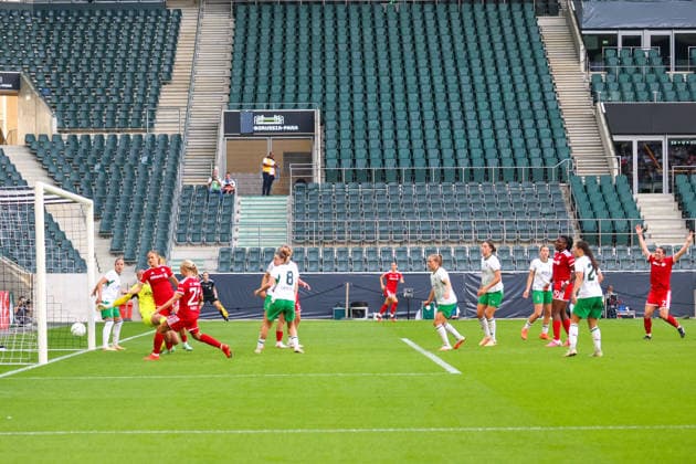 Mönchengladbach, Deutschland: 27.09.2026 - DFB-Pokal der Frauen - Borussia Mönchengladbach Frauen vs. FC Bayern Frauen Im Bild: Torschützin Vanessa Gilles (FCB), rechts im Bild, macht das Tor zur Führung zum 2:1 für den FC Bayern und jubelt Copyright: HMBxMedia MadeleinexFantini