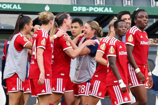 Mönchengladbach, Deutschland: 27.09.2026 - DFB-Pokal der Frauen - Borussia Mönchengladbach Frauen vs. FC Bayern Frauen Im Bild: v.li. die Dritte Torschützin Vanessa Gilles (FCB) macht das Tor zur Führung zum 2:1 für den FC Bayern und jubelt mit ihren Mannschaftskolleginnen Copyright: HMBxMedia MadeleinexFantini