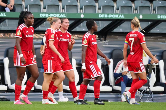 Mönchengladbach, Deutschland: 27.09.2026 - DFB-Pokal der Frauen - Borussia Mönchengladbach Frauen vs. FC Bayern Frauen Im Bild: v.li. die Dritte Torschützin Vanessa Gilles (FCB) macht das Tor zur Führung zum 2:1 für den FC Bayern und jubelt mit ihren Mannschaftskolleginnen Copyright: HMBxMedia MadeleinexFantini
