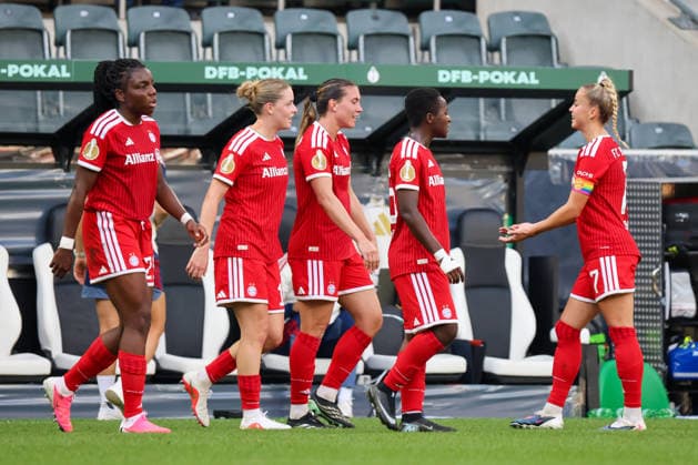 Mönchengladbach, Deutschland: 27.09.2026 - DFB-Pokal der Frauen - Borussia Mönchengladbach Frauen vs. FC Bayern Frauen Im Bild: v.li. die Dritte Torschützin Vanessa Gilles (FCB) macht das Tor zur Führung zum 2:1 für den FC Bayern und jubelt mit ihren Mannschaftskolleginnen Copyright: HMBxMedia MadeleinexFantini