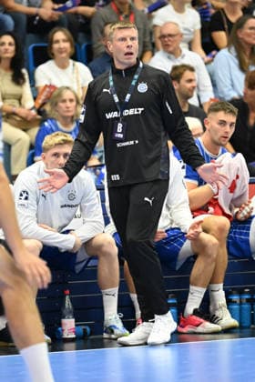 27.09.2026,GER, Handball, Herren, Opel HBL, Saison 2026 2027, 6. Spieltag, VfL Gummersbach vs. Bergischer HC Guðjon Valur Sigurðsson Trainer Gummersbach regt sich heftig auf, Gestik, Mimik, Emotionen, unzufrieden enttaeuscht niedergeschlagen, DFB DFL regulations prohibit any use of photographs as image sequences and or quasi-video Gummersbach SCHWALBE arena NRW Deutschland Germany Copyright: xNordphoto Meuterx
