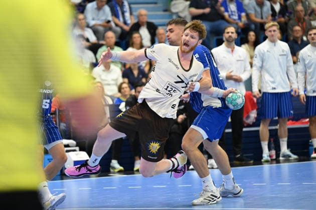 27.09.2026,GER, Handball, Herren, Opel HBL, Saison 2026 2027, 6. Spieltag, VfL Gummersbach vs. Bergischer HC Johannes Wasielewski (BHC 77), im Zweikampf gegen Å tÄ›pan Zeman (VfL Gummersbach 66), DFB DFL regulations prohibit any use of photographs as image sequences and or quasi-video Gummersbach SCHWALBE arena NRW Deutschland Germany Copyright: xNordphoto Meuterx