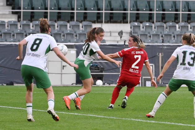 Vanessa Gilles (FC Bayern), re., erzielt mit einem Hackentrick das Tor zum 1:2 27.09.2026, Fussball DFB Pokal Frauen 2026 2027, 1. Runde, Borussia Mönchengladbach - FC Bayern München DFB regulations prohibit any use of photographs as image sequences and or quasi-video Moenchengladbach Ista-Borussia-Park Nordrhein Westfalen Deutschland