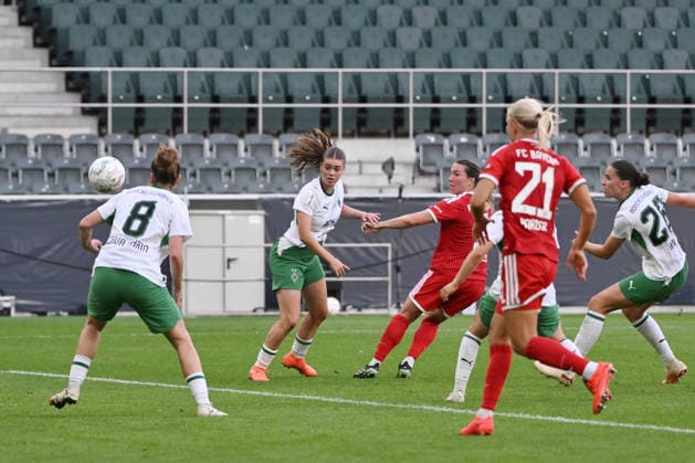 Vanessa Gilles (FC Bayern), 3. v.re., erzielt mit einem Hackentrick das Tor zum 1:2 27.09.2026, Fussball DFB Pokal Frauen 2026 2027, 1. Runde, Borussia Mönchengladbach - FC Bayern München DFB regulations prohibit any use of photographs as image sequences and or quasi-video Moenchengladbach Ista-Borussia-Park Nordrhein Westfalen Deutschland