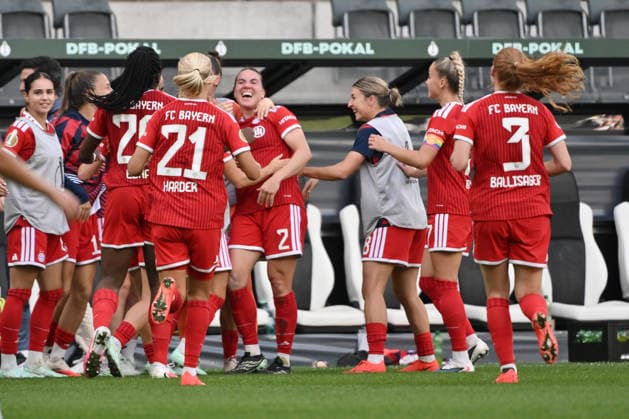 Jubel 1:2, Bayerns Spielerinnen feiern das Tor von Vanessa Gilles (FC Bayern), mi. 27.09.2026, Fussball DFB Pokal Frauen 2026 2027, 1. Runde, Borussia Mönchengladbach - FC Bayern München DFB regulations prohibit any use of photographs as image sequences and or quasi-video Moenchengladbach Ista-Borussia-Park Nordrhein Westfalen Deutschland