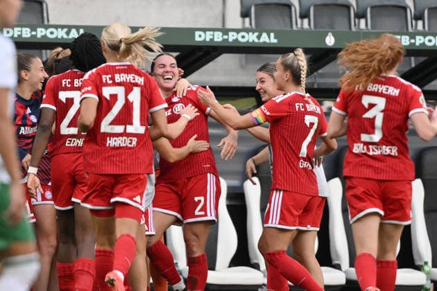 Jubel 1:2, Bayerns Spielerinnen feiern das Tor von Vanessa Gilles (FC Bayern), mi. 27.09.2026, Fussball DFB Pokal Frauen 2026 2027, 1. Runde, Borussia Mönchengladbach - FC Bayern München DFB regulations prohibit any use of photographs as image sequences and or quasi-video Moenchengladbach Ista-Borussia-Park Nordrhein Westfalen Deutschland