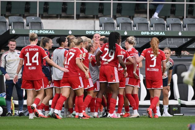 Jubel 1:2, Bayerns Spielerinnen feiern das Tor von Vanessa Gilles (FC Bayern) 27.09.2026, Fussball DFB Pokal Frauen 2026 2027, 1. Runde, Borussia Mönchengladbach - FC Bayern München DFB regulations prohibit any use of photographs as image sequences and or quasi-video Moenchengladbach Ista-Borussia-Park Nordrhein Westfalen Deutschland