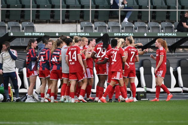 Jubel 1:2, Bayerns Spielerinnen feiern das Tor von Vanessa Gilles (FC Bayern) 27.09.2026, Fussball DFB Pokal Frauen 2026 2027, 1. Runde, Borussia Mönchengladbach - FC Bayern München DFB regulations prohibit any use of photographs as image sequences and or quasi-video Moenchengladbach Ista-Borussia-Park Nordrhein Westfalen Deutschland