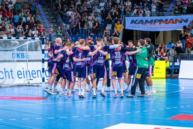 Die RECKEN feiern (v.l.), TSV Hannover-Burgdorf (blau) gegen FRISCH AUF! Göppingen (grün) am 6. Spieltag der Saison 2026 2027 in der Opel Handball-Bundesliga (27.09.2026, ZAG Arena (Hannover, GER), Copyright: xJanxGuentherx xTSVxHannover-Burgdorfx