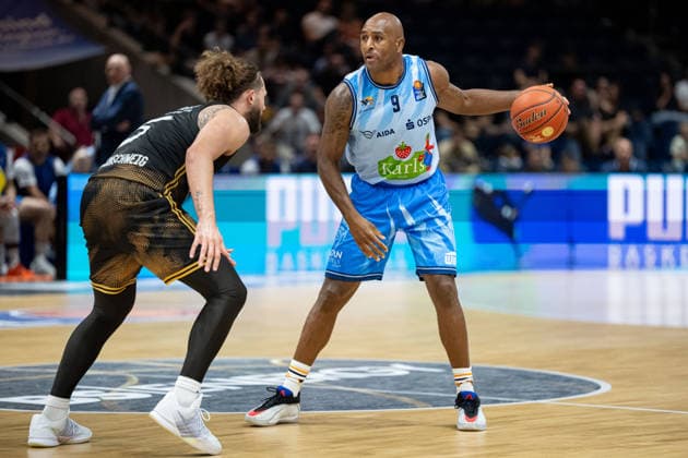 DeAndre Lansdowne (Nr. 9 Rostock Seawolves) gegen Devin Askew (Nr. 5 Basketball Loewen Braunschweig) GER, Basketball Loewen Braunschweig gegen Rostock Seawolves, Basketball, easyCredit BBL, Woche 3, Spielzeit 2026 27, 27.09.2026 GER, Basketball Loewen Braunschweig gegen Rostock Seawolves, Basketball, easyCredit BBL, Woche 3, Spielzeit 2026 27, 27.09.2026 Braunschweig Copyright: xEibner-Pressefoto DanielxREINELTx EP_DRT
