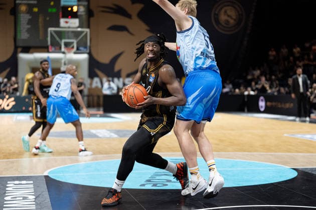 Zaba Bangala (Nr. 0 Basketball Loewen Braunschweig) gegen Bent Leuchten (Nr. 51 Rostock Seawolves) GER, Basketball Loewen Braunschweig gegen Rostock Seawolves, Basketball, easyCredit BBL, Woche 3, Spielzeit 2026 27, 27.09.2026 GER, Basketball Loewen Braunschweig gegen Rostock Seawolves, Basketball, easyCredit BBL, Woche 3, Spielzeit 2026 27, 27.09.2026 Braunschweig Copyright: xEibner-Pressefoto DanielxREINELTx EP_DRT