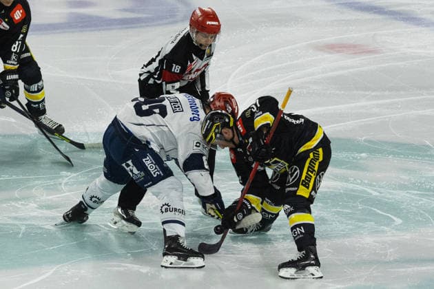 Krefeld, Deutschland 27. September 2026: PENNY DEL - 2026 2027 - Sp. 4 - Krefeld Pinguine gegen Schwenninger Wild Wings Im Bild: v.li. beim Bully Kyle Platzer (Schwenningen) und Max Newton (Krefeld) YAYLA ARENA Nordrhein Westfalen Copyright: xFotostandx xGoertzx
