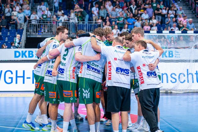 (v.l.), TSV Hannover-Burgdorf (blau) gegen FRISCH AUF! Göppingen (grün) am 6. Spieltag der Saison 2026 2027 in der Opel Handball-Bundesliga (27.09.2026, ZAG Arena (Hannover, GER), Copyright: xJanxGuentherx xTSVxHannover-Burgdorfx