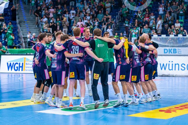 Die RECKEN feiern (v.l.), TSV Hannover-Burgdorf (blau) gegen FRISCH AUF! Göppingen (grün) am 6. Spieltag der Saison 2026 2027 in der Opel Handball-Bundesliga (27.09.2026, ZAG Arena (Hannover, GER), Copyright: xJanxGuentherx xTSVxHannover-Burgdorfx