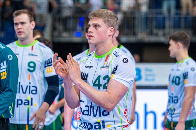 Martin Hanne (FRISCH AUF! Göppingen, Nr. 42) (v.l.), TSV Hannover-Burgdorf (blau) gegen FRISCH AUF! Göppingen (grün) am 6. Spieltag der Saison 2026 2027 in der Opel Handball-Bundesliga (27.09.2026, ZAG Arena (Hannover, GER), Copyright: xJanxGuentherx xTSVxHannover-Burgdorfx