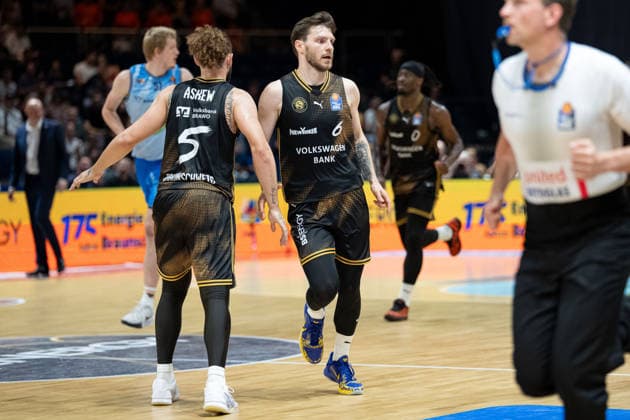 Ferdinand Zylka (Nr. 6 Basketball Loewen Braunschweig) klatscht mit Devin Askew (Nr. 5 Basketball Loewen Braunschweig) ab GER, Basketball Loewen Braunschweig gegen Rostock Seawolves, Basketball, easyCredit BBL, Woche 3, Spielzeit 2026 27, 27.09.2026 GER, Basketball Loewen Braunschweig gegen Rostock Seawolves, Basketball, easyCredit BBL, Woche 3, Spielzeit 2026 27, 27.09.2026 Braunschweig Copyright: xEibner-Pressefoto DanielxREINELTx EP_DRT