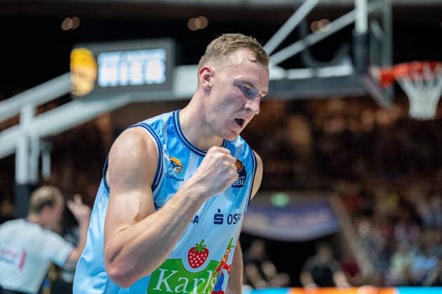 Arthur Konontsuk (Nr. 34 Rostock Seawolves) freudig GER, Basketball Loewen Braunschweig gegen Rostock Seawolves, Basketball, easyCredit BBL, Woche 3, Spielzeit 2026 27, 27.09.2026 GER, Basketball Loewen Braunschweig gegen Rostock Seawolves, Basketball, easyCredit BBL, Woche 3, Spielzeit 2026 27, 27.09.2026 Braunschweig Copyright: xEibner-Pressefoto DanielxREINELTx EP_DRT