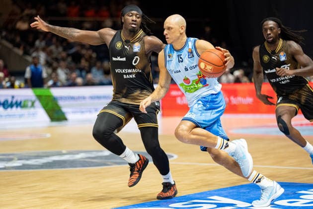 Robin Amaize (Nr. 15 Rostock Seawolves) gegen Zaba Bangala (Nr. 0 Basketball Loewen Braunschweig) GER, Basketball Loewen Braunschweig gegen Rostock Seawolves, Basketball, easyCredit BBL, Woche 3, Spielzeit 2026 27, 27.09.2026 GER, Basketball Loewen Braunschweig gegen Rostock Seawolves, Basketball, easyCredit BBL, Woche 3, Spielzeit 2026 27, 27.09.2026 Braunschweig Copyright: xEibner-Pressefoto DanielxREINELTx EP_DRT