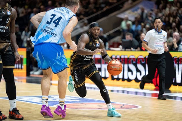 DeJour Reaves (Nr. 3 Basketball Loewen Braunschweig) gegen Arthur Konontsuk (Nr. 34 Rostock Seawolves) GER, Basketball Loewen Braunschweig gegen Rostock Seawolves, Basketball, easyCredit BBL, Woche 3, Spielzeit 2026 27, 27.09.2026 GER, Basketball Loewen Braunschweig gegen Rostock Seawolves, Basketball, easyCredit BBL, Woche 3, Spielzeit 2026 27, 27.09.2026 Braunschweig Copyright: xEibner-Pressefoto DanielxREINELTx EP_DRT