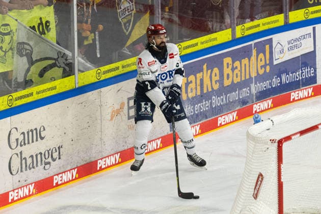 Krefeld, Deutschland 27. September 2026: PENNY DEL - 2026 2027 - Sp. 4 - Krefeld Pinguine gegen Schwenninger Wild Wings Im Bild: Dominik * (Schwenningen) mit Puck YAYLA ARENA Nordrhein Westfalen Copyright: xFotostandx xGoertzx