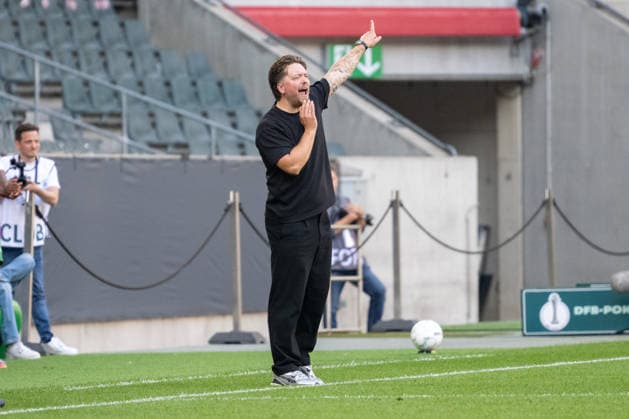 Jonas Spengler (Borussia Moenchengladbach, Trainer) schickt seine Spielerinnen nach vorne. Borussia Moenchengladbach vs. FC Bayern Muenchen, Fussball, DFB-Pokal Frauen, Erste Runde, Saison 2026 2027, 27.09.2026 DFL DFB Regulations prohibit any use of Photographs as image sequences and or Quasivideo Borussia Moenchengladbach vs. FC Bayern Muenchen, Fussball, DFB-Pokal Frauen, Erste Runde, Saison 2026 2027, 27.09.2026 Moenchengladbach Copyright: xEibner-Pressefoto ThomasxHaeslerx EP_THR
