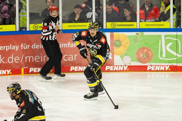 Krefeld, Deutschland 27. September 2026: PENNY DEL - 2026 2027 - Sp. 4 - Krefeld Pinguine gegen Schwenninger Wild Wings Im Bild: Oliver Mebus (Krefeld) mit Puck YAYLA ARENA Nordrhein Westfalen Copyright: xFotostandx xGoertzx