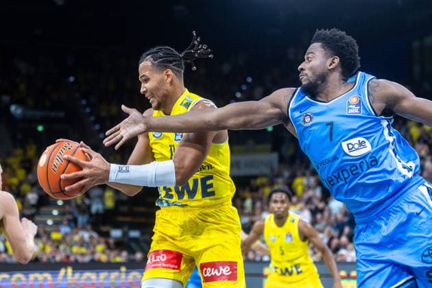 Oldenburg, Niedersachsen, DEU, 27.09.2026, Trey Wade (rechts, Veolia Towers Hamburg) und Nicholas Tischler (links, EWE Baskets Oldenburg). EWE Baskets Oldenburg vs. Veolia Towers Hamburg. Basketball. 1. Basketball-Bundesliga Saison 2026 2027, 3. Spieltag, Grosse EWE Arena. EWE Baskets Oldenburg vs. Veolia Towers Hamburg