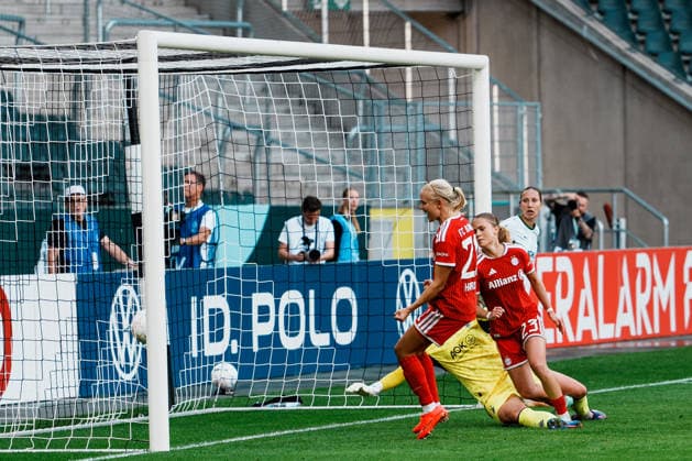 Deutschland, Fußball DFB - Pokal Frauen 2026 2027, 1. Runde - Borussia Mönchengladbach vs FC Bayern München (ista - Borussia - Park): 2 zu 1 Führung für Bayern, Jubel von Pernille Harder (Bayern München, 21), Luisa Palmen (Borussia Mönchengladbach, 23) Copyright: xThiemoxRudolphx