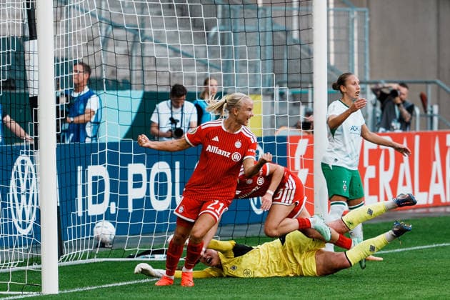 Deutschland, Fußball DFB - Pokal Frauen 2026 2027, 1. Runde - Borussia Mönchengladbach vs FC Bayern München (ista - Borussia - Park): 2 zu 1 Führung für Bayern, Jubel von Pernille Harder (Bayern München, 21), Luisa Palmen (Borussia Mönchengladbach, 23) Copyright: xThiemoxRudolphx