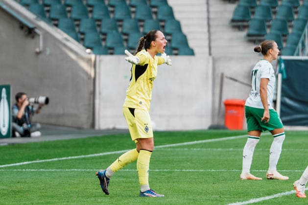 Deutschland, Fußball DFB - Pokal Frauen 2026 2027, 1. Runde - Borussia Mönchengladbach vs FC Bayern München (ista - Borussia - Park): 2 zu 1 Führung für Bayern, Luisa Palmen (Borussia Mönchengladbach, 23) Beschwerde, Wut, Emotionen Copyright: xThiemoxRudolphx