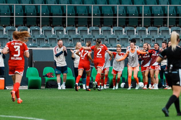 Deutschland, Fußball DFB - Pokal Frauen 2026 2027, 1. Runde - Borussia Mönchengladbach vs FC Bayern München (ista - Borussia - Park): 2 zu 1 Führung für Bayern, , Jubel, Tor, Freude, feiern, Spass, Emotionen, Bank, Vanessa Gilles (Bayern München, 2), Klara Bühl (Bayern München, 17) Copyright: xThiemoxRudolphx