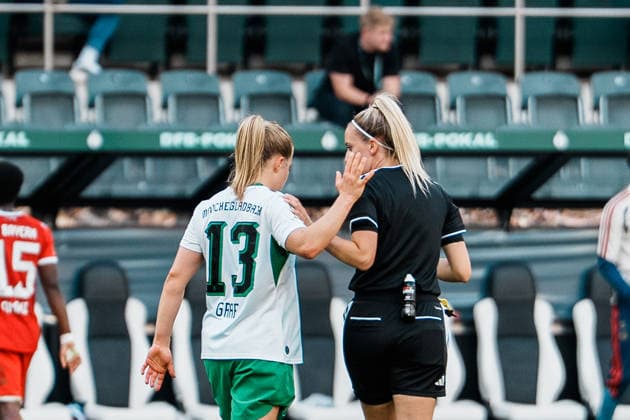 Deutschland, Fußball DFB - Pokal Frauen 2026 2027, 1. Runde - Borussia Mönchengladbach vs FC Bayern München (ista - Borussia - Park): Luca Graf (Borussia Mönchengladbach, 13) Beschwerde bei Julia Boike (Schiedsrichterin) nach Gegentor Copyright: xThiemoxRudolphx