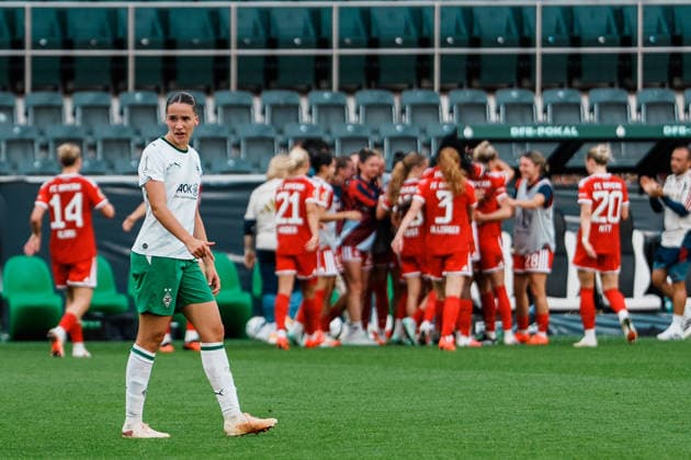 Deutschland, Fußball DFB - Pokal Frauen 2026 2027, 1. Runde - Borussia Mönchengladbach vs FC Bayern München (ista - Borussia - Park): Fiona Itgenshorst (Borussia Mönchengladbach, 6) Enttäuschung nach Gegentor vor Jubelnder Bank Copyright: xThiemoxRudolphx