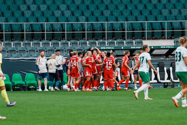 Deutschland, Fußball DFB - Pokal Frauen 2026 2027, 1. Runde - Borussia Mönchengladbach vs FC Bayern München (ista - Borussia - Park): 2 zu 1 Führung für Bayern, , Jubel, Tor, Freude, feiern, Spass, Emotionen, Bank, Vanessa Gilles (Bayern München, 2), Klara Bühl (Bayern München, 17) Copyright: xThiemoxRudolphx