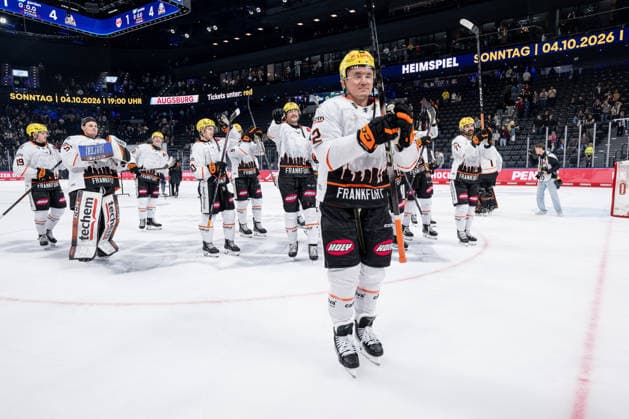 Die Frankfurter Spieler feiern vor ihren Fans den Sieg GER, EHC Red Bull Muenchen vs. Loewen Frankfurt Eishockey, DEL, Saison 2026 2027, 4. Spieltag, 27.09.2026. Foto: HMB Media Franz Feiner Copyright: HMBxMedia FranzxFeiner