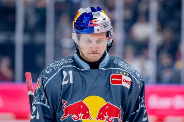 Ratlose Miene bei Dominik Kahun (EHC Red Bull Muenchen, 21) GER, EHC Red Bull Muenchen vs. Loewen Frankfurt Eishockey, DEL, Saison 2026 2027, 4. Spieltag, 27.09.2026. Foto: HMB Media Heike Feiner Copyright: HMBxMedia HeikexFeiner