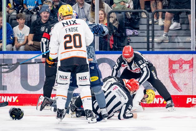 Schlaegerei zwischen Patrick Hager (EHC Red Bull Muenchen, 52) und Matthew Wedman (Loewen Frankfurt, 67) nach dessen vorangegangenem Foul GER, EHC Red Bull Muenchen vs. Loewen Frankfurt Eishockey, DEL, Saison 2026 2027, 4. Spieltag, 27.09.2026. Foto: HMB Media Heike Feiner Copyright: HMBxMedia HeikexFeiner