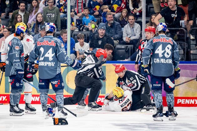Schlaegerei zwischen Patrick Hager (EHC Red Bull Muenchen, 52) und Matthew Wedman (Loewen Frankfurt, 67) nach dessen vorangegangenem Foul GER, EHC Red Bull Muenchen vs. Loewen Frankfurt Eishockey, DEL, Saison 2026 2027, 4. Spieltag, 27.09.2026. Foto: HMB Media Heike Feiner Copyright: HMBxMedia HeikexFeiner
