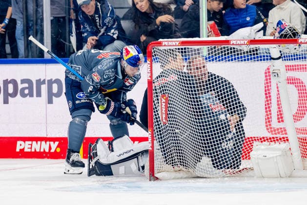 Tobias Rieder (EHC Red Bull Muenchen, 08) und die Betreuer kuemmern sich um Antoine Bibeau (Torwart, EHC Red Bull Muenchen, 30), der nach einem Foul zu Boden gegangen war GER, EHC Red Bull Muenchen vs. Loewen Frankfurt Eishockey, DEL, Saison 2026 2027, 4. Spieltag, 27.09.2026. Foto: HMB Media Heike Feiner Copyright: HMBxMedia HeikexFeiner