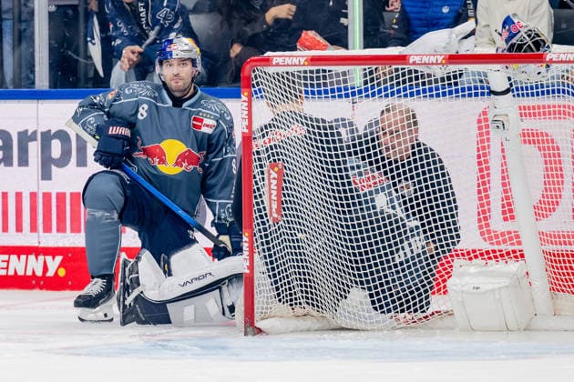 Tobias Rieder (EHC Red Bull Muenchen, 08) und die Betreuer kuemmern sich um Antoine Bibeau (Torwart, EHC Red Bull Muenchen, 30), der nach einem Foul zu Boden gegangen war GER, EHC Red Bull Muenchen vs. Loewen Frankfurt Eishockey, DEL, Saison 2026 2027, 4. Spieltag, 27.09.2026. Foto: HMB Media Heike Feiner Copyright: HMBxMedia HeikexFeiner