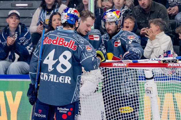 Lucas Thaler (EHC Red Bull Muenchen, 48) und Yasin Ehliz (EHC Red Bull Muenchen, 42) erkundigen sich bei Antoine Bibeau (Torwart, EHC Red Bull Muenchen, 30) nach dessen Befinden, nachdem dieser nach einem Foul behandelt werden musste GER, EHC Red Bull Muenchen vs. Loewen Frankfurt Eishockey, DEL, Saison 2026 2027, 4. Spieltag, 27.09.2026. Foto: HMB Media Heike Feiner Copyright: HMBxMedia HeikexFeiner