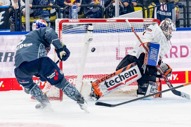 Hier verpasst Tobias Rieder (EHC Red Bull Muenchen, 08) gegen Nico Pertuch (Torwart, Loewen Frankfurt, 01) GER, EHC Red Bull Muenchen vs. Loewen Frankfurt Eishockey, DEL, Saison 2026 2027, 4. Spieltag, 27.09.2026. Foto: HMB Media Heike Feiner Copyright: HMBxMedia HeikexFeiner