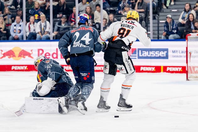Antoine Bibeau (Torwart, EHC Red Bull Muenchen, 30) und Ryan Murphy (EHC Red Bull Muenchen, 24) verhinden einen Torschuss von Austin Wagner (Loewen Frankfurt, 91) GER, EHC Red Bull Muenchen vs. Loewen Frankfurt Eishockey, DEL, Saison 2026 2027, 4. Spieltag, 27.09.2026. Foto: HMB Media Heike Feiner Copyright: HMBxMedia HeikexFeiner