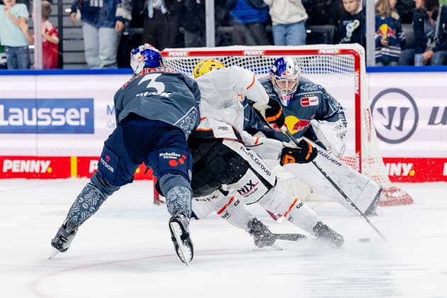 Lukas Klok (EHC Red Bull Muenchen, 03) behindert hier Ty Glover (Loewen Frankfurt, 07) regelwiedrig, was zu einem Penalty fuehrt GER, EHC Red Bull Muenchen vs. Loewen Frankfurt Eishockey, DEL, Saison 2026 2027, 4. Spieltag, 27.09.2026. Foto: HMB Media Heike Feiner Copyright: HMBxMedia HeikexFeiner