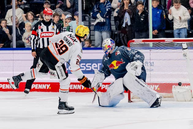 Anthony Romano (Loewen Frankfurt, 29) verwandelt einen Penaltyschuss ins Tor von Antoine Bibeau (Torwart, EHC Red Bull Muenchen, 30) zum 1:3 GER, EHC Red Bull Muenchen vs. Loewen Frankfurt Eishockey, DEL, Saison 2026 2027, 4. Spieltag, 27.09.2026. Foto: HMB Media Heike Feiner Copyright: HMBxMedia HeikexFeiner